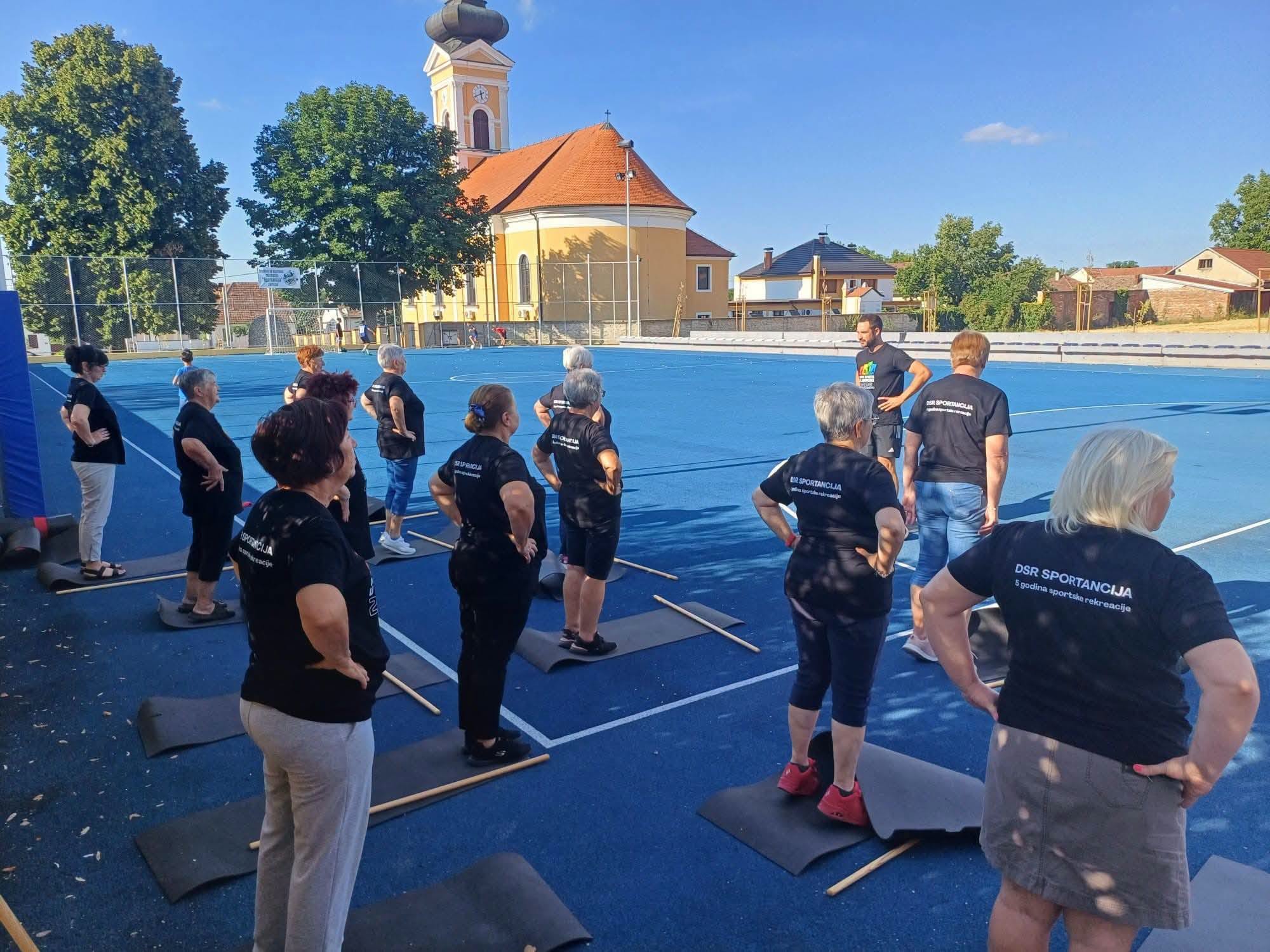 Trening na vanjskom terenu ispred crkve u Jarmini